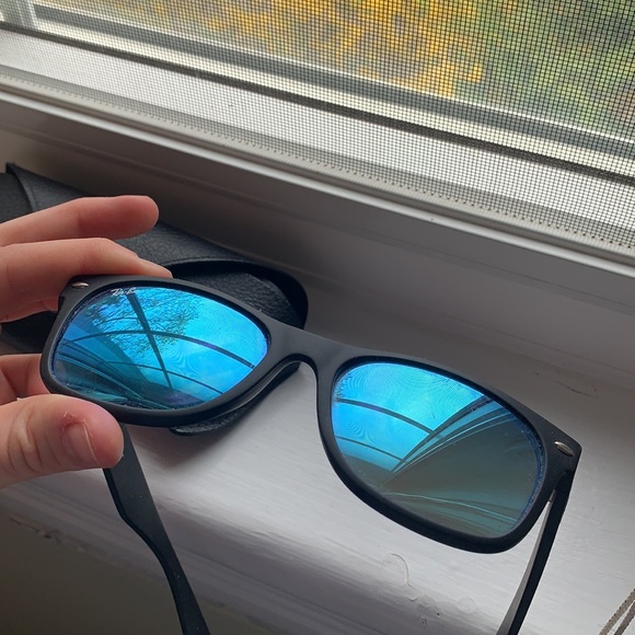 Ray-Ban sunglasses with the case - Picture 3 of 3